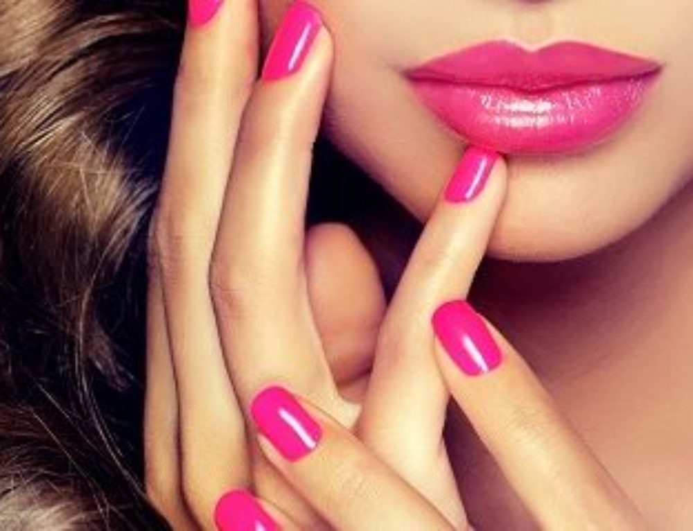 La différence entre la pose d’ongle résine et poudre et vernis au gel Strabella