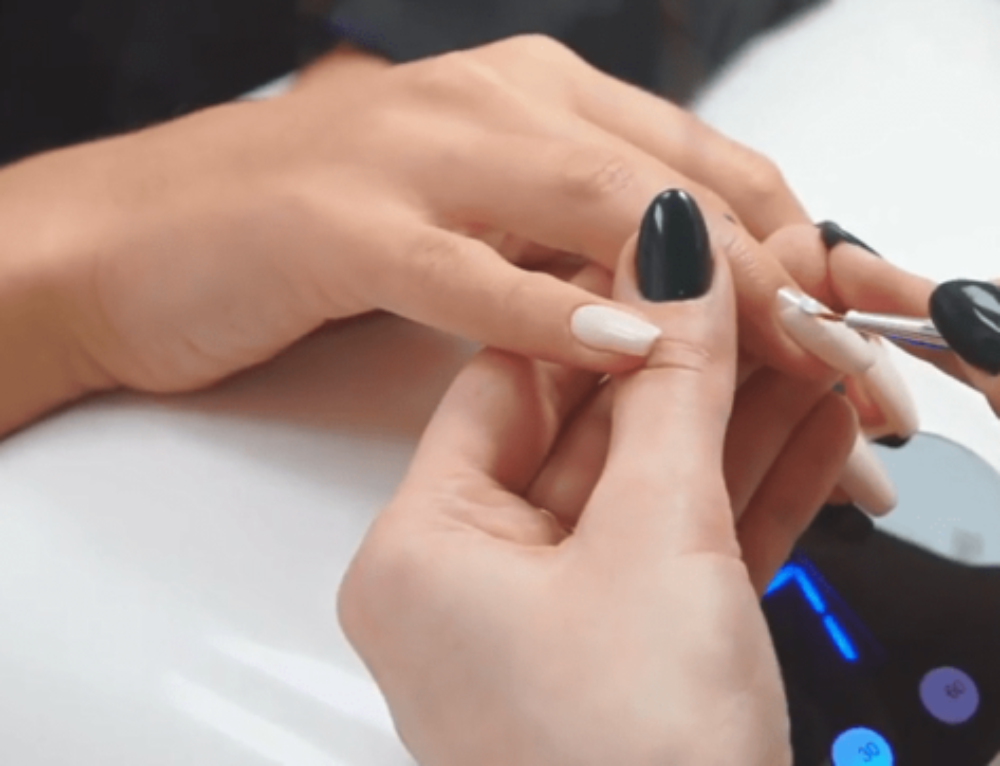 La différence entre la pose d’ongle résine et poudre et vernis au gel Strabella